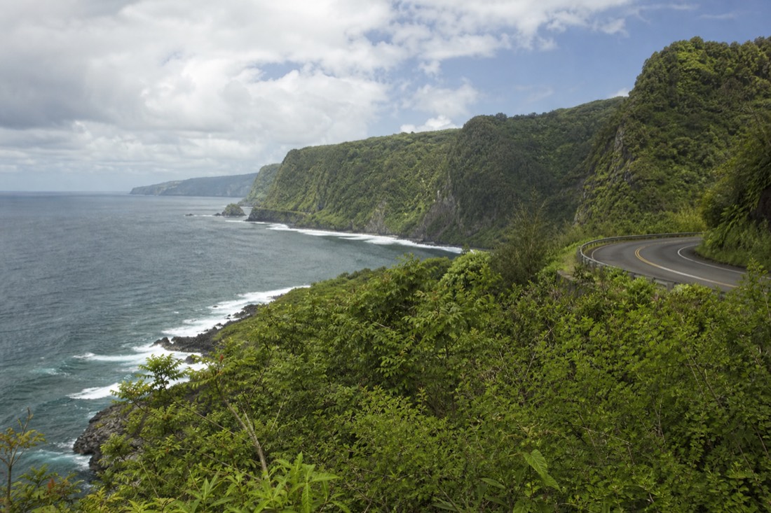 Highway 19 curving along green Hamakua Coast cliffs above the Pacific between Hilo and Waipiʻo